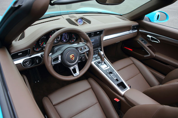 サドルタンのレザーでおおわれたインテリア。タッチスクリーンを持つインフォテインメントシステムが備わる。ステアリングホイールの径は360mmで、その位置は左右とも選べる。