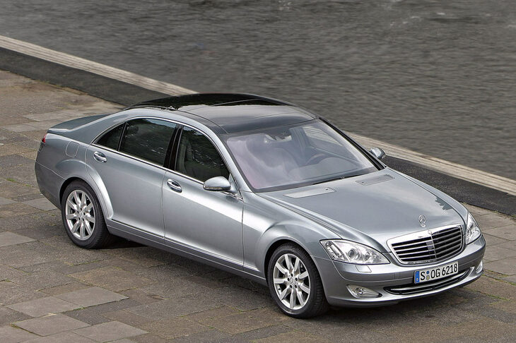 2005年に登場した、W221世代の「Sクラス」。ショルダーラインに、ドアパネルを横断するキャラクターライン、前後のフェンダーアーチ、グリルやヘッドランプあたりのビジーな造形と、今から見るとややコテコテとしたモデルだった。