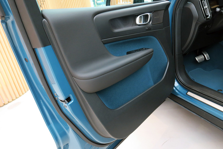 ボルボC40リチャージ（フロントドアトリム）