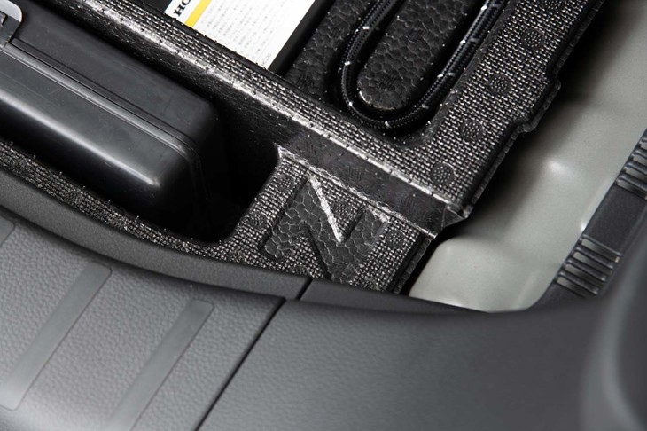 こちらは荷室の床下にあるパンク修理キットや車載工具がおさめられた発泡スチロールのもの。