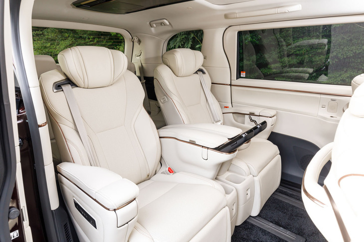 2列目シートの表皮は4人乗り仕様の後席と同じLアニリン本革で、レクサスでは最上級をうたう高級レザーだ。座面は480mmの前後調整が可能。