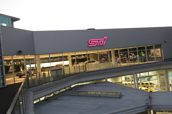 「STIギャラリー」は東京スバル三鷹店の2階に位置している。2019年1月6日にリニューアルオープンする。