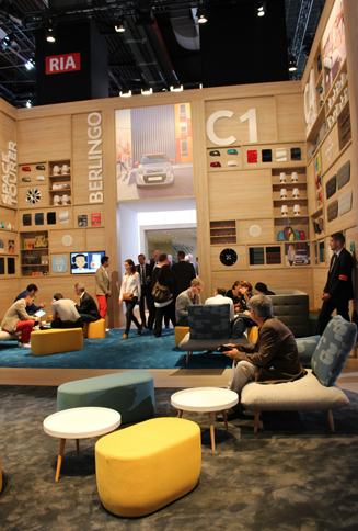 シトロエンのブースは、ファーニチャーショップ「アビタ」の家具を配して、心地よいリビング風の空間を提供した。