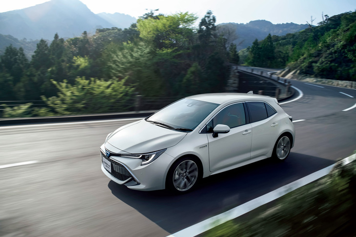 走りのよさで好評価を得ている「トヨタ・カローラ スポーツ」。乗り心地とハンドリングのバランスがいいのが特徴で、路面からのショックはきちんといなしつつ、コーナーではフラットな姿勢を保とうとする。