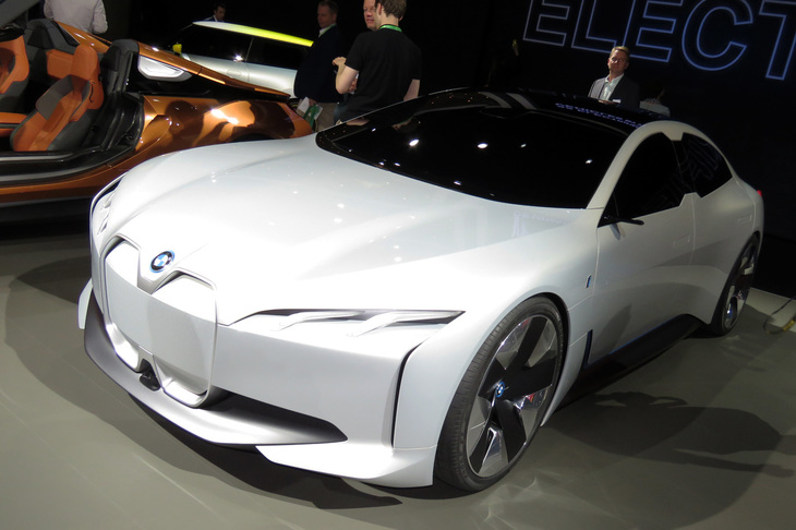 2017年のフランクフルトショーで発表されたコンセプトカー「BMW iビジョンダイナミクス」。
	ほった：「ここまでして、EV時代にグリルって残すべきものなんですかね？」