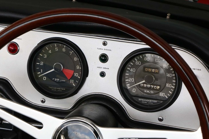 レッドゾーンが9500rpm（！）からという、1万1000rpmまで刻まれたタコメーター。「S600」のエンジンがいかに超高回転型だったかが分かる。メーターには「DENSO JAPAN」の文字が刻まれる。