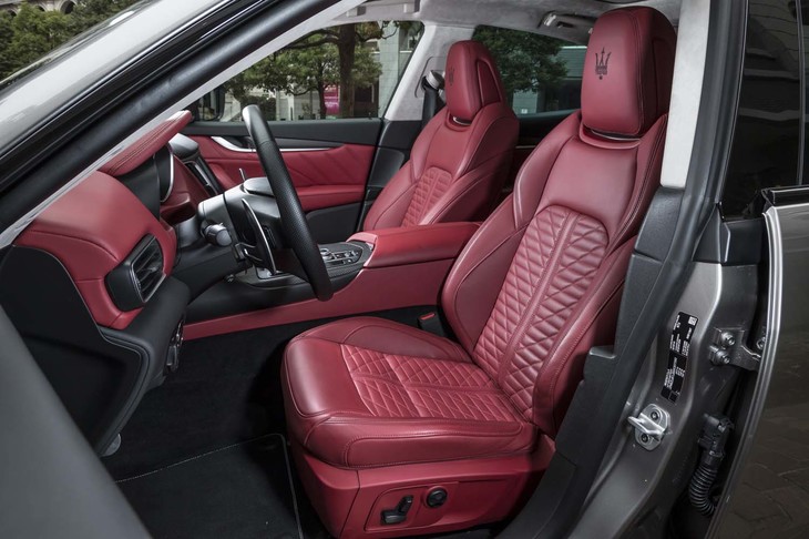 「レヴァンテ トロフェオ」のシートは、「ピエノ フィオーレ プレミアム フルグレーンレザー」と呼ばれる高級皮革で仕立てられている。