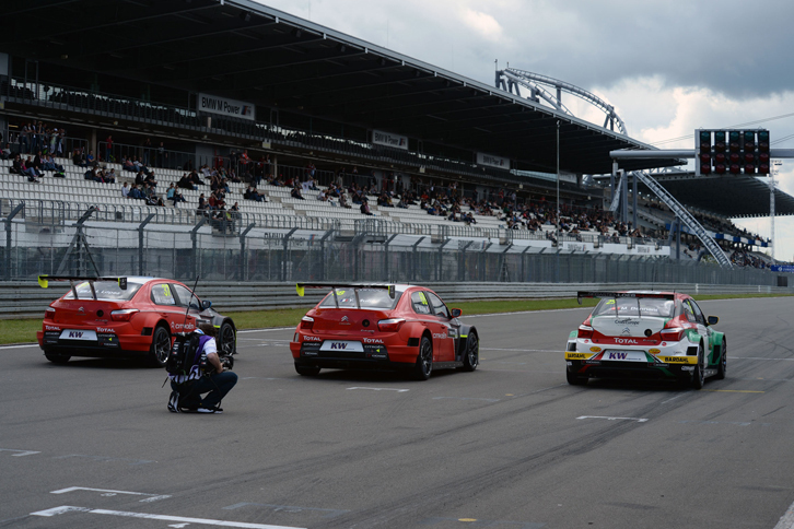 2016年のWTCCでは、予選終了後に行われる新たなプログラムとして「MAC3」が導入されている。これはマニュファクチャラーとして登録しているシトロエン、ホンダ、ラーダの3メーカーによって争われる団体のタイムトライアル戦で、各メーカーが3台を選抜し、3台目の通過タイムで順位を決定。もともとは自転車競技のツール・ド・フランスのタイムトライアルを参考にしたシステムなのだが、上位から順にマニュファクチャラーポイントが加算されるため、各チームともに戦略を駆使したアタックが展開されている。