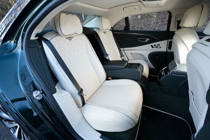 ホイールベースが3194mmに達するだけあって後席はご覧のとおりの広さ。「ミュルザンヌ」なき現在は「フライングスパー」こそがベントレーの旗艦である。