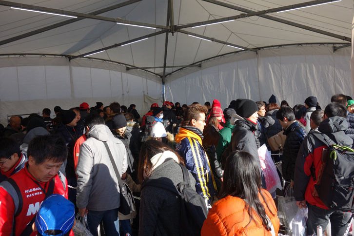 NISMOグッズ販売会場の、会計待ちの行列。写真の奥、はるかかなたにレジスターが置かれている。