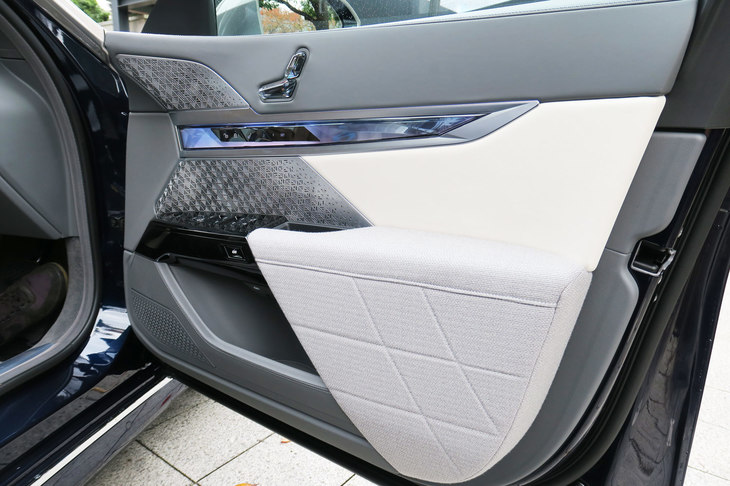 BMW i7 xDrive60eエクセレンス（フロントドアインナーパネル）