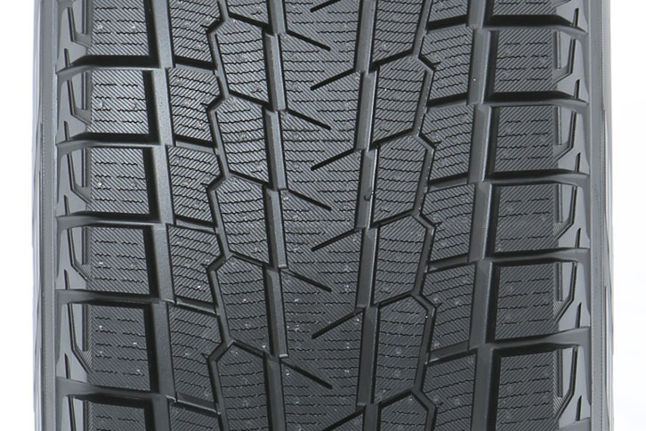 トレッドパターンは、接地性の向上とエッジの増加を狙って設計されている。見た目は、ヘビーデューティーなSUV用というより乗用車用という雰囲気である。