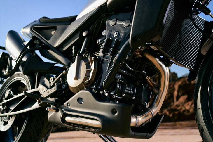 排気量799ccの並列2気筒エンジンは、105PSの最高出力と87N・mの最大トルクを発生。軽量な設計も特徴で、オイルを抜いたエンジン単体の重量は52kgとなっている。