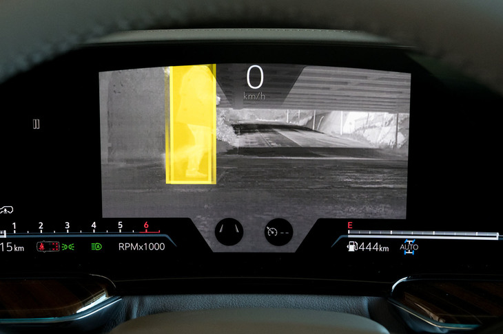 液晶メーターには、熱感応式赤外線センサーによって夜間の運転をサポートする最新式の「ナイトビジョン」も搭載。歩行者などを検知すると、黄色い表示でドライバーに注意を促す。