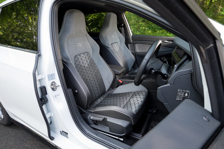 「eTSI Rライン」「TDI Rライン」に装備される、ファブリックとマイクロフリースのコンビシート。ヘッドレスト一体型で、乗員の体を保持する左右の張り出しも目立つものとなっている。（写真：向後一宏）