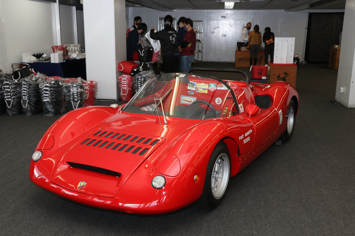 「フィアット・アバルト1000SPバルケッタ チュボラーレ」（1965年）。鋼管スペースフレームを持つアバルトのレーシングマシン。徹底した軽量化により、車両重量はわずか480kgしかない。982ccのツインカムエンジンは最高出力105HPを発生し、最高速度は230km/hを誇った。