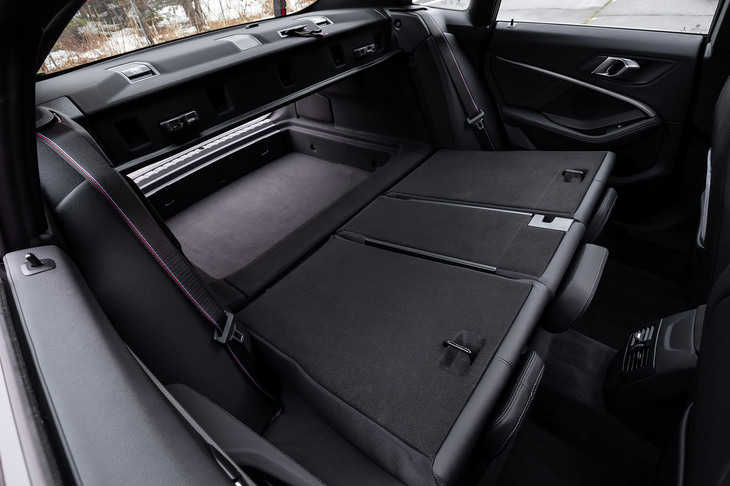 スルーローディングシステムと呼ばれる、可倒機能が備わる後席の背もたれ。40：20：40の3分割式で、積載物によってアレンジが可能だ。