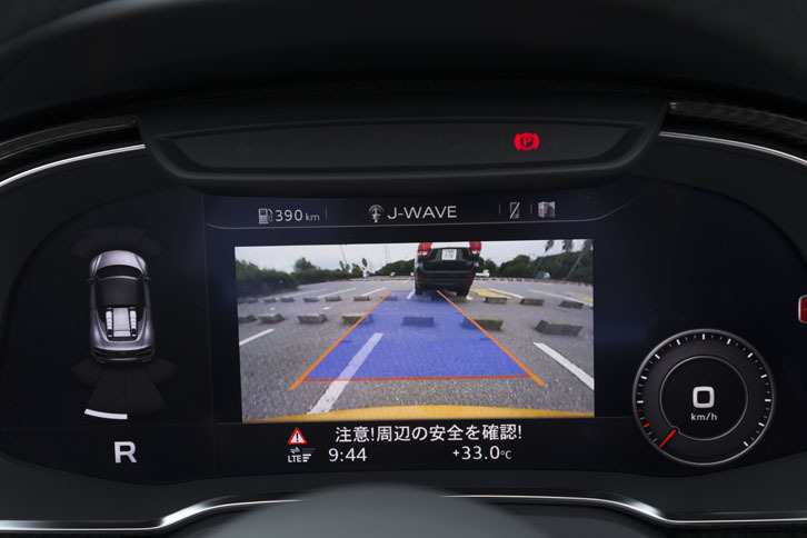 後退時には、メーターパネル内の映像を通して、後方の視界が確認できる。