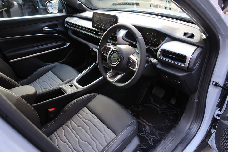 ジープ・アベンジャー4xeハイブリッド（インテリア）