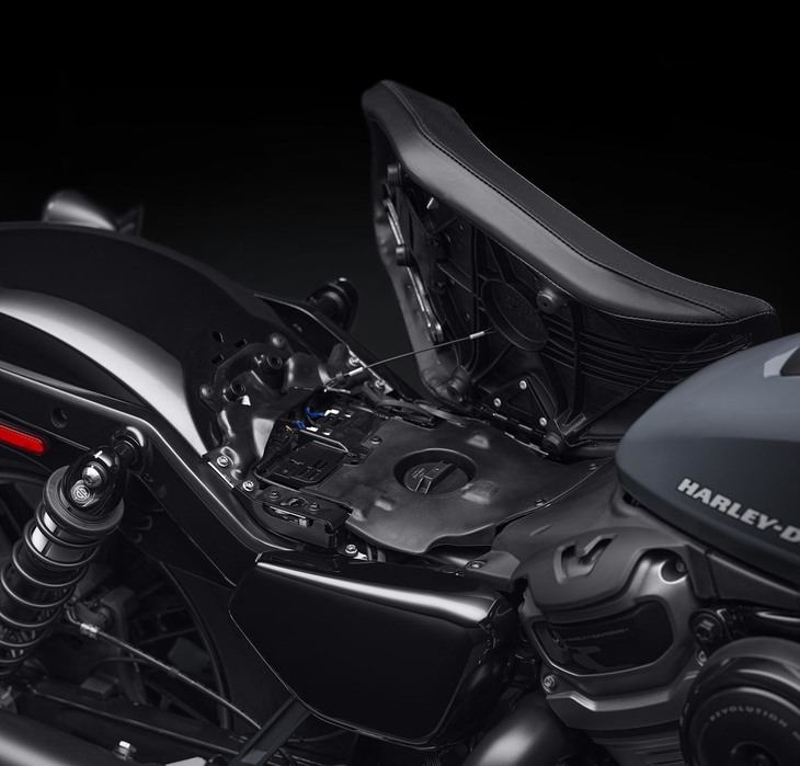 燃料タンクはシート下に配置されている。