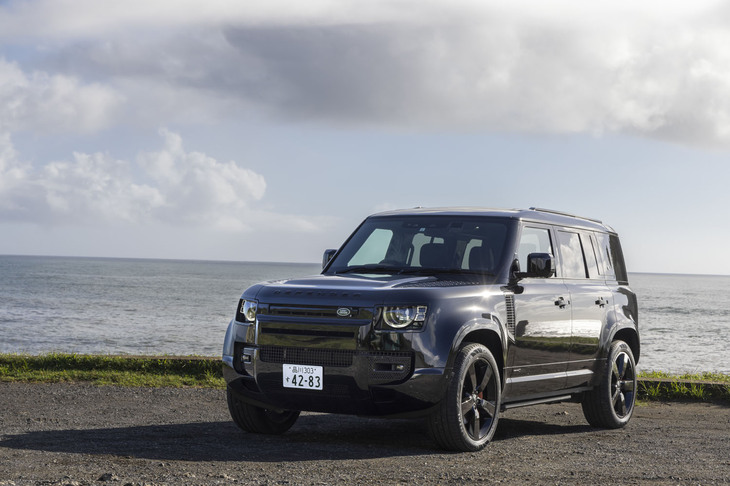 「サントリーニブラック」のボディーカラーをまとった「ディフェンダー110 X D300」。今回連れ出した3モデルのなかで最も高額となる1265万円のプライスタグを下げる。「X」グレードはエアサスを標準で装備し、連続可変ダンパーの「アダプティブダイナミクス」と組み合わされる。