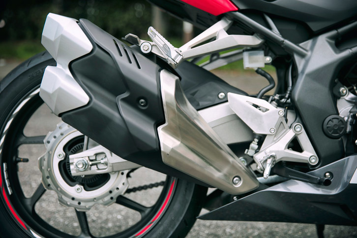 マフラーは右側2本出し。サイレンサー内は3室に分けられており、そのうちの2室と3室に個別に排気管を設けるデュアルテールパイプ構造となっている。これにより、低回転域では力強いサウンドを、中高回転域ではレーシングマシンを思わせる高揚感のあるサウンドを楽しむことができるという。