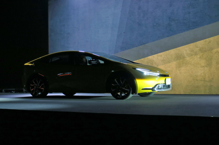 ステージの上に登場する、新型「トヨタ・プリウス」。