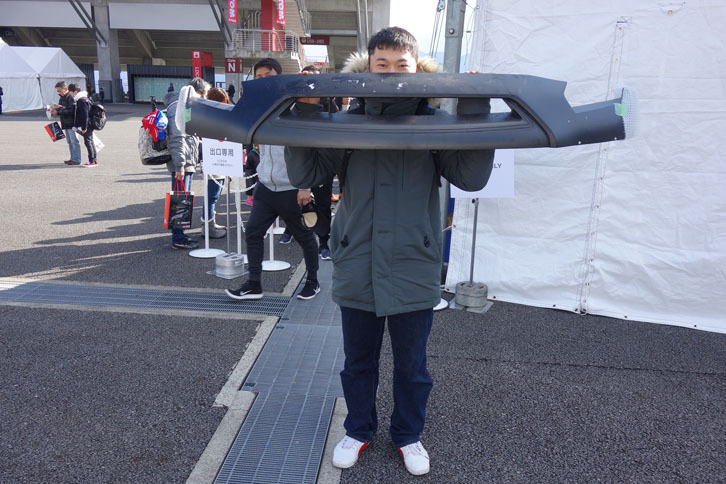 ガレージセールで「GT-R」のグリルを手に入れてご満悦のワタルさん。価格は6000円だったとか。愛車は「プジョー106」なので、グリルは観賞用。