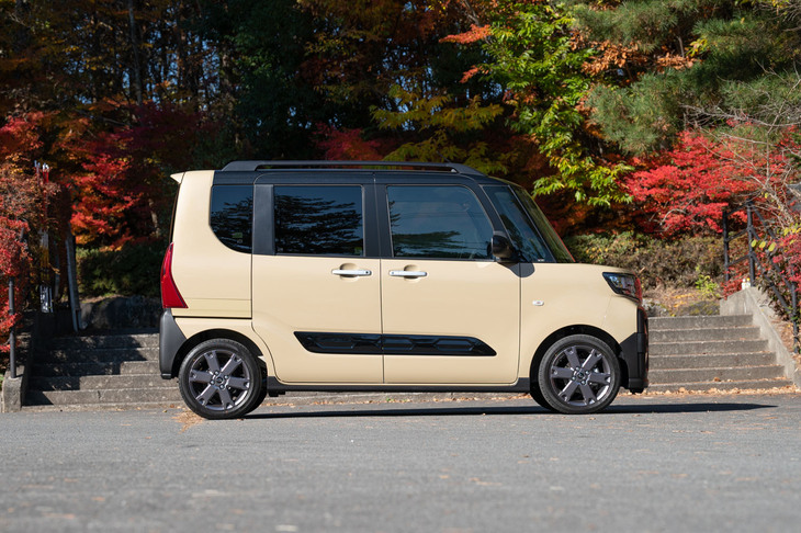 ルーフレールを装着する「タント ファンクロス」の全高は、FF車で1785mm、4WD車で1805mmと、「タント／タント カスタム」より30ｍｍ高い。ちゃんとした機能が伴うルーフレールを装着するため、今回の改良ではルーフまわりに補強が追加された。