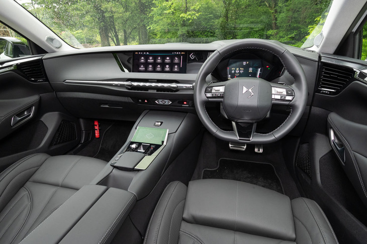 インテリアでは、各部のディテールにエッジの効いた三角やひし形の意匠を採用。残念ながら、「DS 9」や「DS 7クロスバック」に付いていたB.R.Mのクロックは装備されていない。