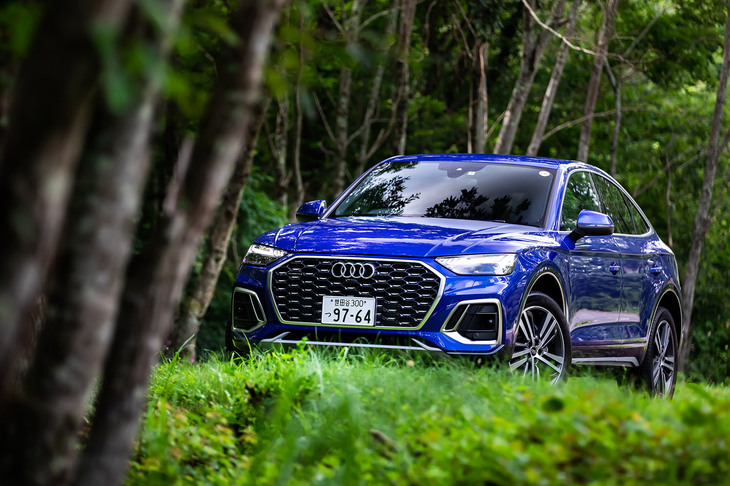 2021年7月14日に日本導入が発表された「アウディQ5スポーツバック」は、ミドルクラスSUV「Q5」をベースとした派生モデル。クーペスタイルのスポーティーなフォルムが特徴だ。