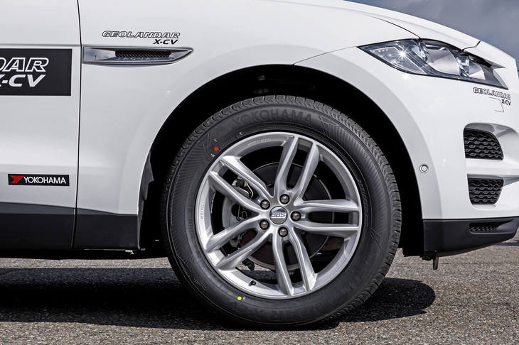 乗用車と比較して車重が重くなる傾向のプレミアムSUVに対応するため、サイドウオールやトレッド面の構造材をそれぞれ2層にするなどして、タイヤの変形を抑制している。