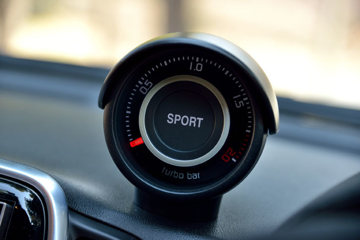 ダッシュボード上に備わるタコメーター。中央に見える「SPORT」の文字は、スポーツモード選択中であることを示す。