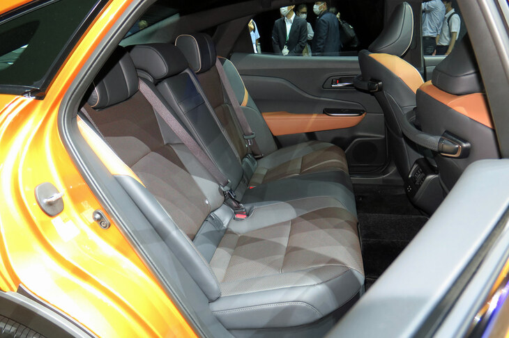 トヨタ・クラウン クロスオーバー（リアシート）