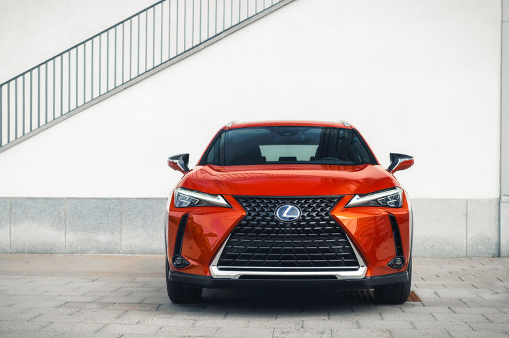 スピンドルグリルに太いフレームを付加することで、力強さの表現を追求している。