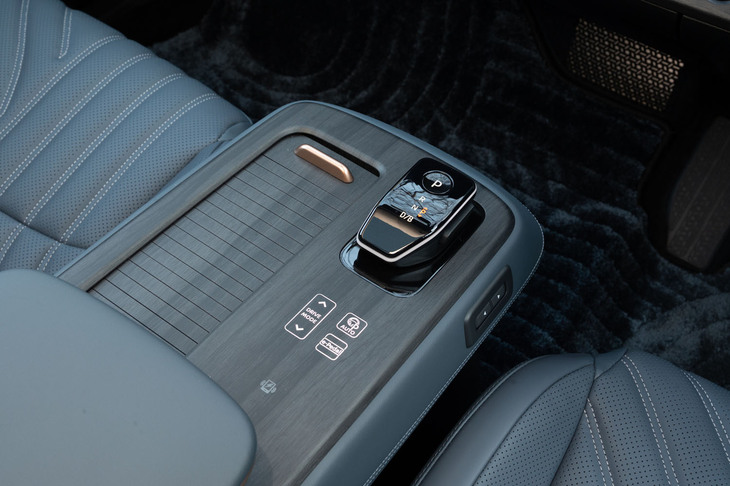 センターコンソールは電動で前後のスライド調整が可能。シフトセレクターに加え、タッチ式のドライブモードセレクターやワンペダルドライブ「e-Pedal」のオン／オフスイッチなどが備わる。