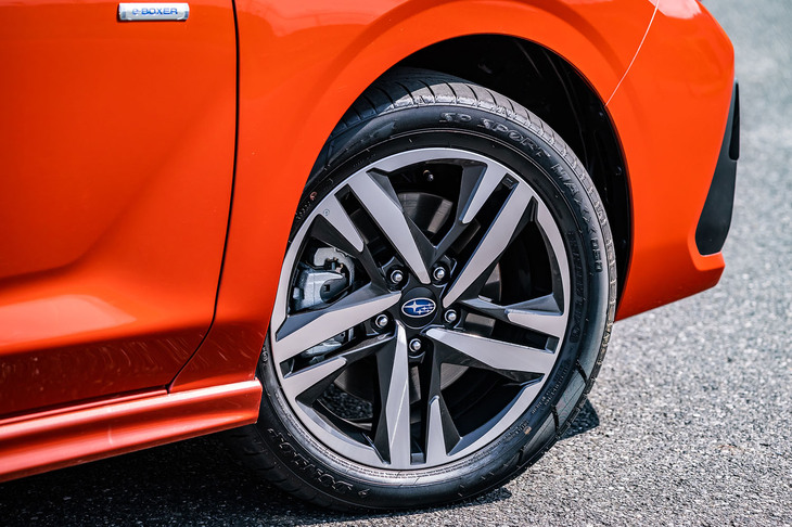 最上級グレードの「ST-H」には、17インチのダークメタリック塗装＋切削光輝ホイールと215/50R17サイズのタイヤが標準装備となる。今回サーキットで試乗した全車に、軽量化を推進した最新の「ダンロップSPスポーツマックス050」が装着されていた。