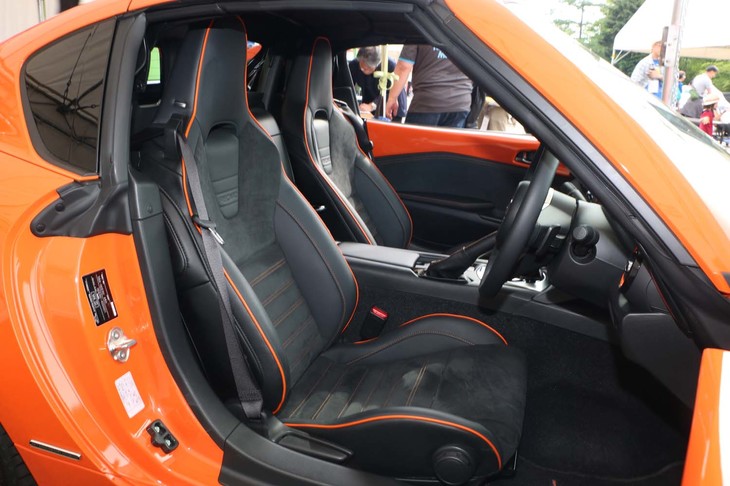 オレンジのステッチとパイピング入りのレカロシートも「ロードスター30周年記念車」の専用アイテム。通常の赤のステッチとパイピングのものとも印象は大きく異なる。