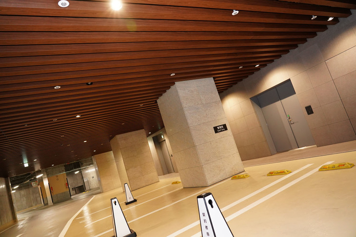 地下1階の駐車場に用意された車両の受け渡しスペース。