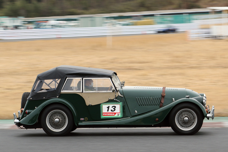 「モーガン4/4 4シーターツアラー」。珍しい4人乗りのモーガン。後席はリアタイヤよりも後ろに座る感じ。