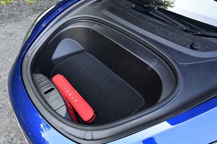 パワーユニットに干渉されないノーズ部にもラゲッジスペースが確保される。