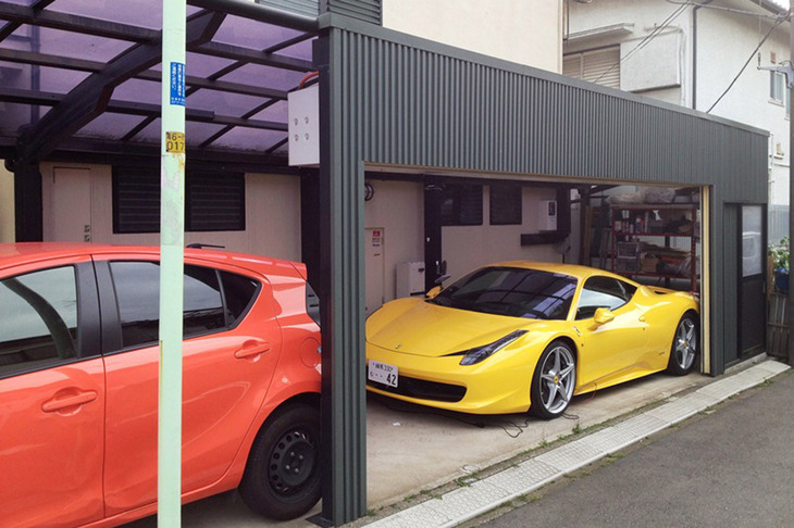 ボディーカラーは「シトラスオレンジマイカメタリック」という濃いオレンジ色をチョイス。当時の愛車であるイエローの「フェラーリ458イタリア」と合わせて柑橘系コンビとなった。しかもアクアのハンドリングは驚くほどシャープで、458に通じるものがあった。