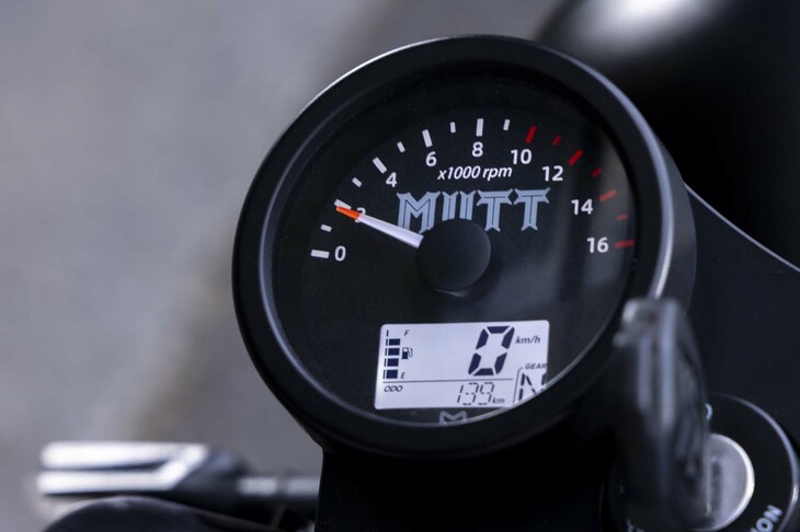 懐かしい趣きの機械式タコメーター（エンジン回転計）。車速や残り燃料、走行距離などは、下部の小さなディスプレイに表示される。