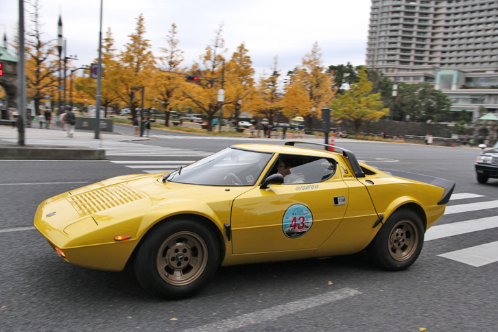 和田倉門交差点を左折し、日比谷通りを加速していく1974年「ランチア・ストラトス」。