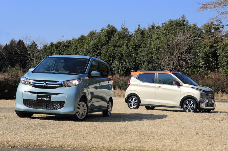 「三菱eKクロスT」（右）と「eKワゴンG」（左）。