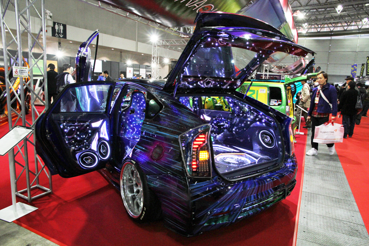 NACKSの「ギャラクシー・プリウス」。宇宙をテーマにスワロフスキーを4万個以上、LEDを5000個以上使って星空を表現したという内装を持つ先代「トヨタ・プリウス」。