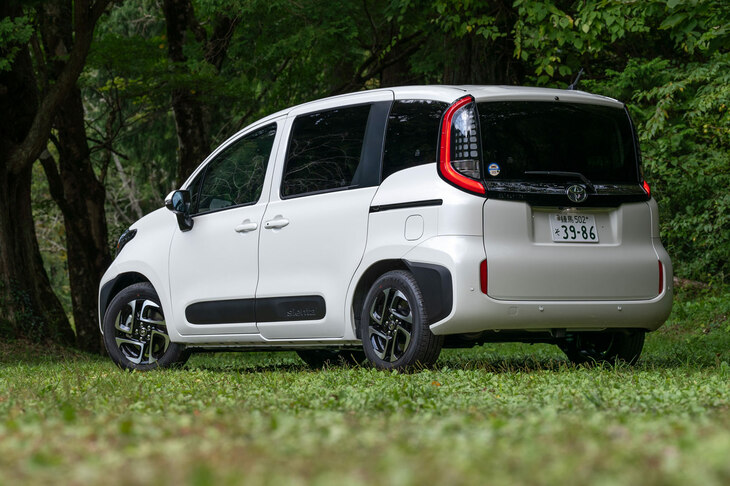 造形に見る3代目「シエンタ」の特徴といえば、やはりこのスタンスのよさ。タイヤが小さく、デザインしろの少ないコンパクトミニバンでありながら、お見事としか言いようがない。（写真：向後一宏）