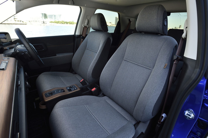 シート表皮とドアパネルにはメランジ調のファブリックを採用。フロントシートヒーターとステアリングホイールヒーターが全車標準装備となっている。