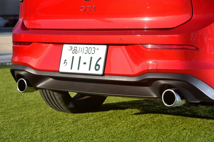 リアビューで目を引くクロームツインエキゾーストパイプ。今回の改良では、「カスタム」モードで調整できるエンジンサウンドの設定が、「車内エンジン音」「車外エンジン音」の2つに分けられた。