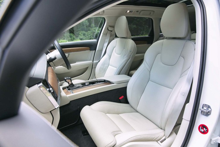 「V90 D4インスクリプション」のシートは、穴あけ加工が施されたファインナッパレザーで仕立てられている。